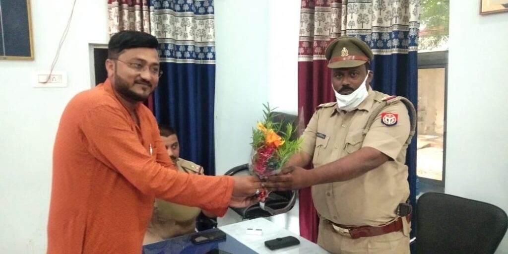 रायबरेली 24 सितंबर *भाजपा अल्पसंख्यक मोर्चा के जिला उपाध्यक्ष ने कोतवाल नारायण कुमार कुशवाहा को पुष्पगुच्छ देकर किया सम्मानित
