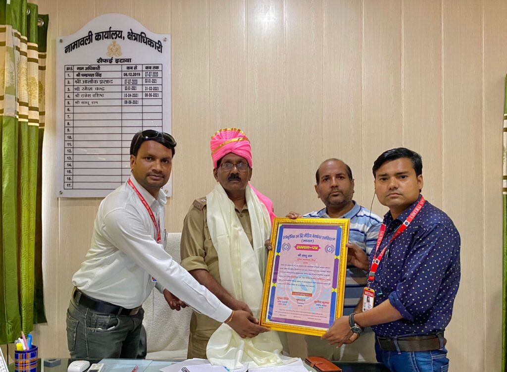 इटावा25सितम्बर*इलेक्ट्रॉनिक एवं प्रिंट मीडिया वेलफेयर एसोसिएशन द्वारा सीओ सैफई साधू राम को किया गया सम्मानित