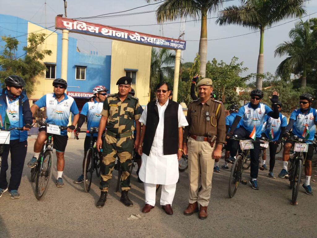खेरवाड़ा, 5 जनवरी*नेतृत्व में गांधीनगर से इंफाल फिट इंडिया साइकिल रैली खेरवाड़ा से झण्डी दिखा कर रवाना की ।