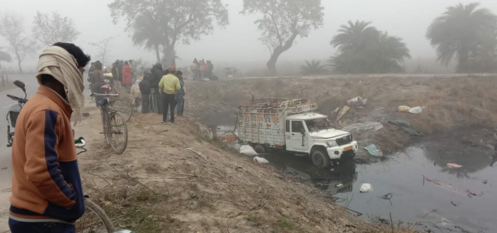 गोण्डा31जनवरी*संगम स्नान करने प्रयागराज जा रही श्रद्धालुओं से भरी पिकप खाईं में गिरी,तीन लोगों की मौत*