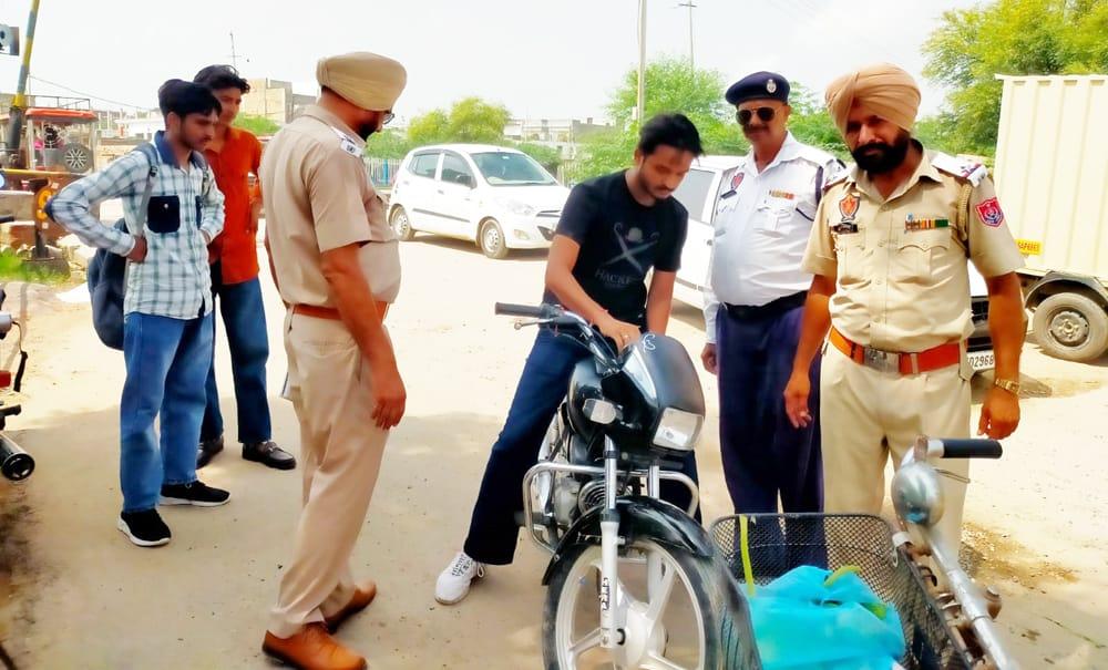 पंजाब 04 अगस्त *ट्रैफिक पुलिस द्वारा गंगानगर फाटक पर बिना नंबर व दस्तावेज वालों के चालान काटे