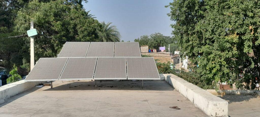 झाँसी15नवम्बर*भण्डरा समिति के छत पर लगाई गई सूर्या प्लांट किसान हुए खुश।