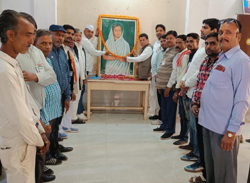 मथुरा19नवम्बत*इंदिरा गांधी का जन्म दिवस जिला कांग्रेस कमेटी कार्यालय सेठ बाड़ा मथुरा पर मनाया गया