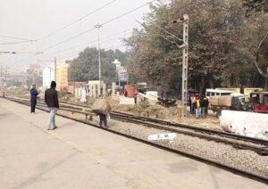 लखनऊ 31 दिसम्बर 22*मिर्ज़ापुर रेलवे स्टेशन पर ठेकेदारों द्वारा पार्सल विभाग के लगेज को अवैध तरीके से रेलवे ट्रेक पार कराने का फ़ोटो वायरल हुआ
