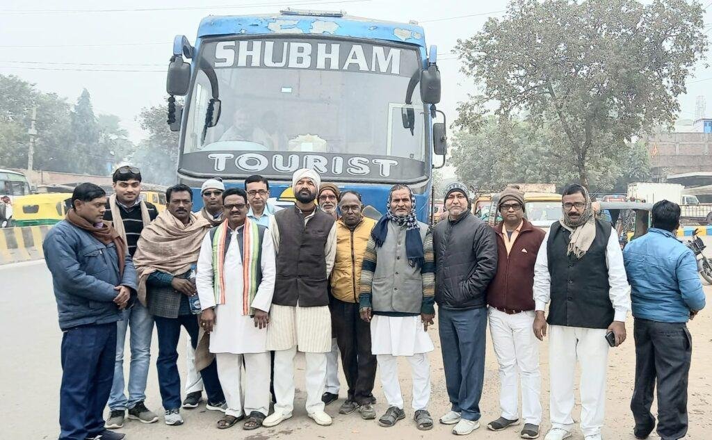 मुगलसराय,02जनवरी2023*चंदौली मुगलसराय से सैकड़ों लोग बस, कार और ट्रेन से रवाना हुये। मुगलसराय,02जनवरी2023*चंदौली मुगलसराय से सैकड़ों लोग बस, कार और ट्रेन से रवाना हुये।