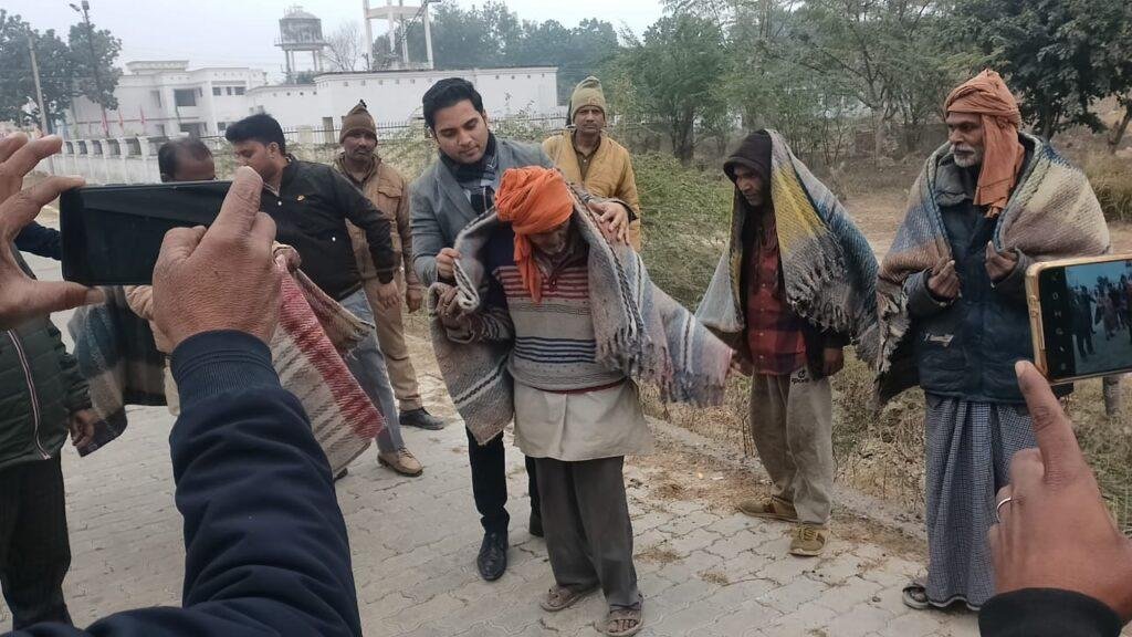 कौशाम्बी02जनवरी2023*ठंड से कांप रहे लोगो को एसडीएम ने बांटे कंबल*