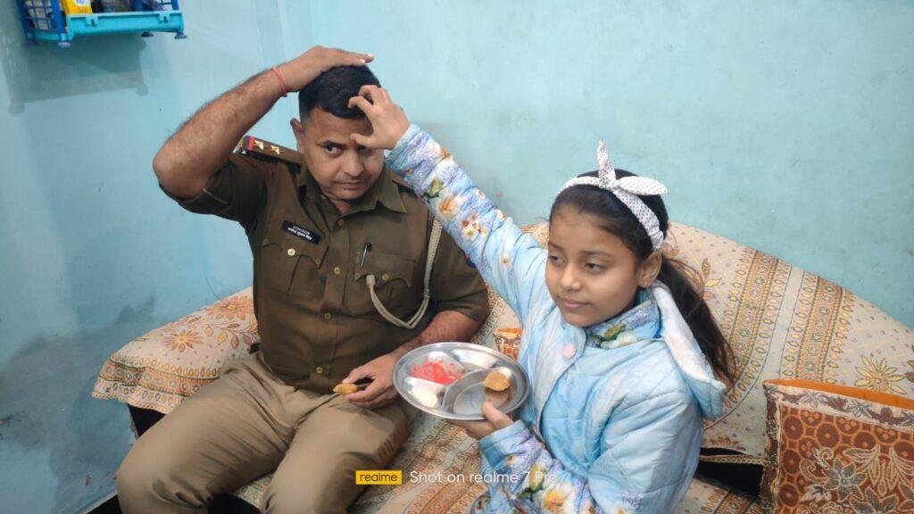 कानपुर नगर02जनवरी2023*छोटी बेटी की जिद को मना न कर पाए चौकी प्रभारी मनोज सिंह केक काट मनाया नया वर्ष*