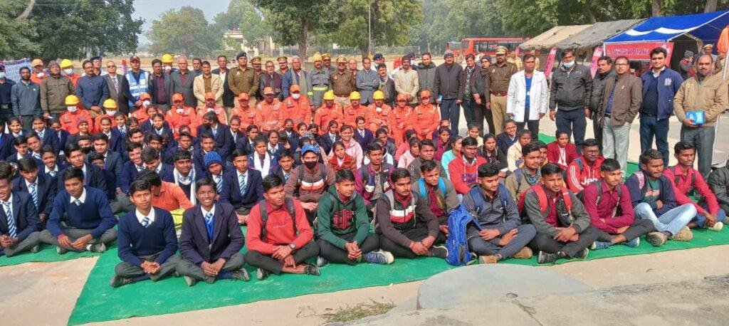कौशाम्बी04जनवरी2023*भूकंप आपदा पर एनडीआरएफ जिला प्रशासन एवं स्कूली बच्चों ने किया संयुक्त मॉक अभ्यास* कौशाम्बी04जनवरी2023*भूकंप आपदा पर एनडीआरएफ जिला प्रशासन एवं स्कूली बच्चों ने किया संयुक्त मॉक अभ्यास*