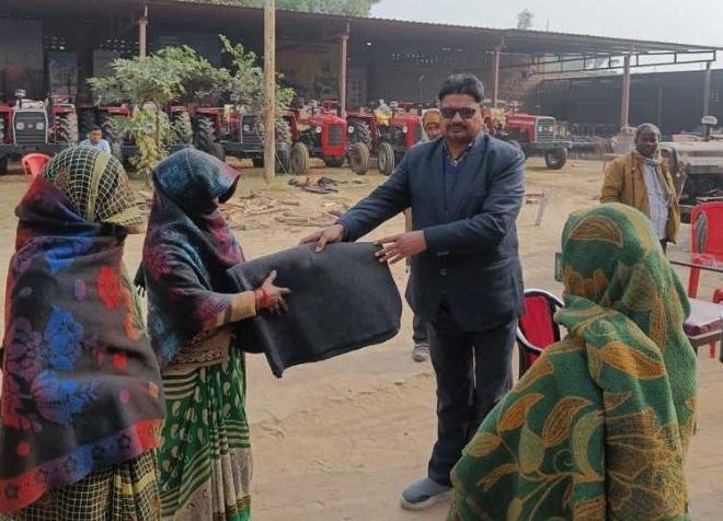 आगरा05जनवरी*2023*सर्दी से राहत के लिए ज़रूरतमंद लोगों को पूर्व चेयरमैन अनिल गर्ग अन्नी ने किये कंबल वितरण आगरा05जनवरी*2023*सर्दी से राहत के लिए ज़रूरतमंद लोगों को पूर्व चेयरमैन अनिल गर्ग अन्नी ने किये कंबल वितरण