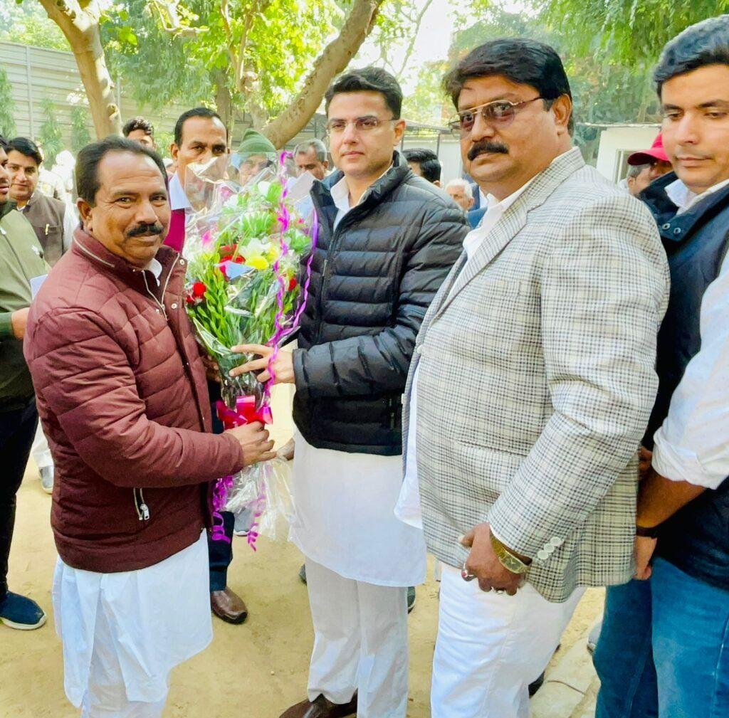 जयपुर05जनवरी2023*पूर्व उपमुख्यमंत्री, टोंक विधायक श्री सचिन पायलट जी को अकबर खान ने नववर्ष पर गुलदस्ता भेंट कर 2023 की शुभकामनाएं दीं। जयपुर05जनवरी2023*पूर्व उपमुख्यमंत्री, टोंक विधायक श्री सचिन पायलट जी को अकबर खान ने नववर्ष पर गुलदस्ता भेंट कर 2023 की शुभकामनाएं दीं।