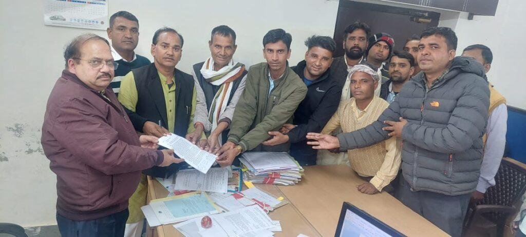 टोंक05जनवरी2023*गुर्जर छात्रावास के खेल मैदान में पौष बड़ों की आड में अतिक्रमण करने की कोशिश एवं अनावश्यक विवाद करने के बाबत डीएम को ज्ञापन सौंपा टोंक05जनवरी2023*गुर्जर छात्रावास के खेल मैदान में पौष बड़ों की आड में अतिक्रमण करने की कोशिश एवं अनावश्यक विवाद करने के बाबत डीएम को ज्ञापन सौंपा