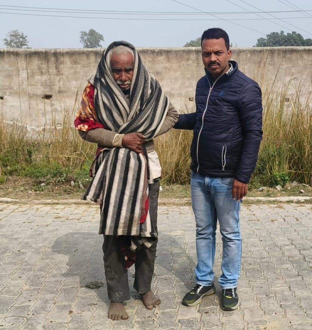 कौशाम्बी05जंव2023*ठंड से कांप रहे भूखे प्यासे बृद्ध को आश्रम संचालक आलोक राय ने आश्रम में दिया स्थान* कौशाम्बी05जंव2023*ठंड से कांप रहे भूखे प्यासे बृद्ध को आश्रम संचालक आलोक राय ने आश्रम में दिया स्थान*