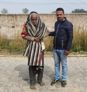 कौशाम्बी05जंव2023*ठंड से कांप रहे भूखे प्यासे बृद्ध को आश्रम संचालक आलोक राय ने आश्रम में दिया स्थान* कौशाम्बी05जंव2023*ठंड से कांप रहे भूखे प्यासे बृद्ध को आश्रम संचालक आलोक राय ने आश्रम में दिया स्थान*
