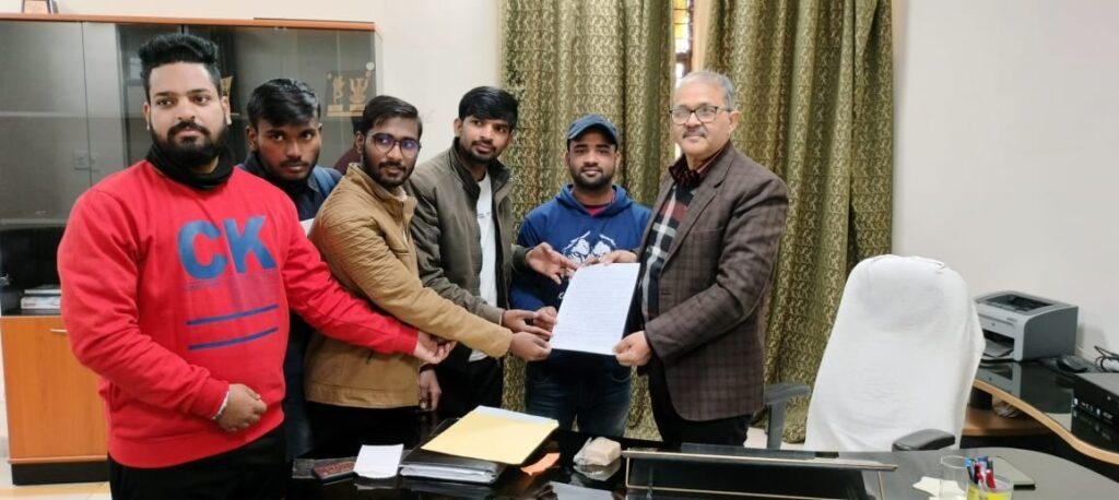 सोनभद्र07जनवरी2023*छात्रों ने पुस्तकालय की समस्याओ के सम्बंध में पुनः आचार्य प्रभारी विनोद कुमार मिश्र के समक्ष ज्ञापन सोपा।