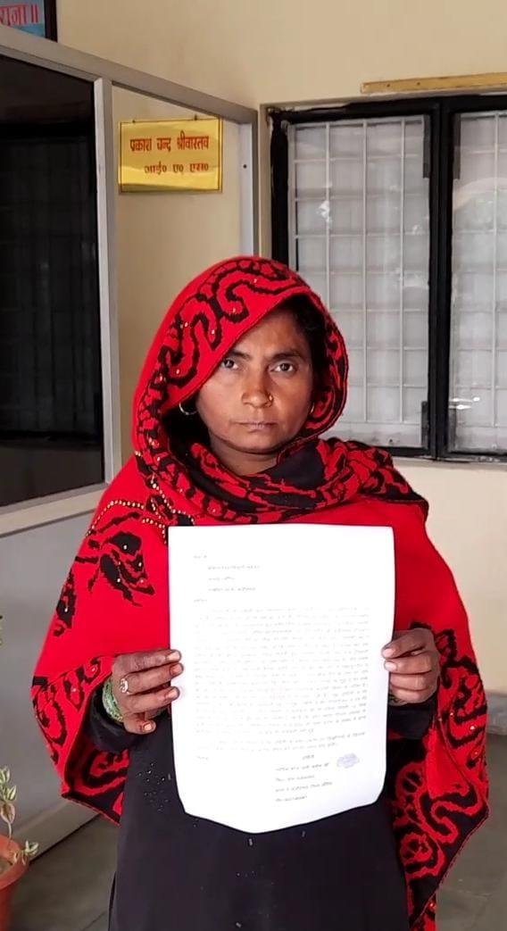 औरैया 08 जनवरी *जमीन का फर्जी बैनामा कराने का लगाया आरोप गैगस्टर एक्ट के आरोपी ने अपने साथियों के साथ मिलकर भूमि का बनामा कराया* औरैया 08 जनवरी *जमीन का फर्जी बैनामा कराने का लगाया आरोप गैगस्टर एक्ट के आरोपी ने अपने साथियों के साथ मिलकर भूमि का बनामा कराया*