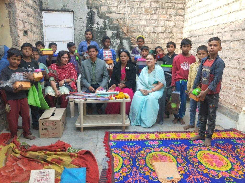 जोधपुर09जनवरी*झोपड़ी के बच्चों को स्कूल में ट्रैक सूट और खेल का सामान और स्टेशन टिफिन बॉक्स मिला चेहरे खिले उनके जोधपुर09जनवरी*झोपड़ी के बच्चों को स्कूल में ट्रैक सूट और खेल का सामान और स्टेशन टिफिन बॉक्स मिला चेहरे खिले उनके