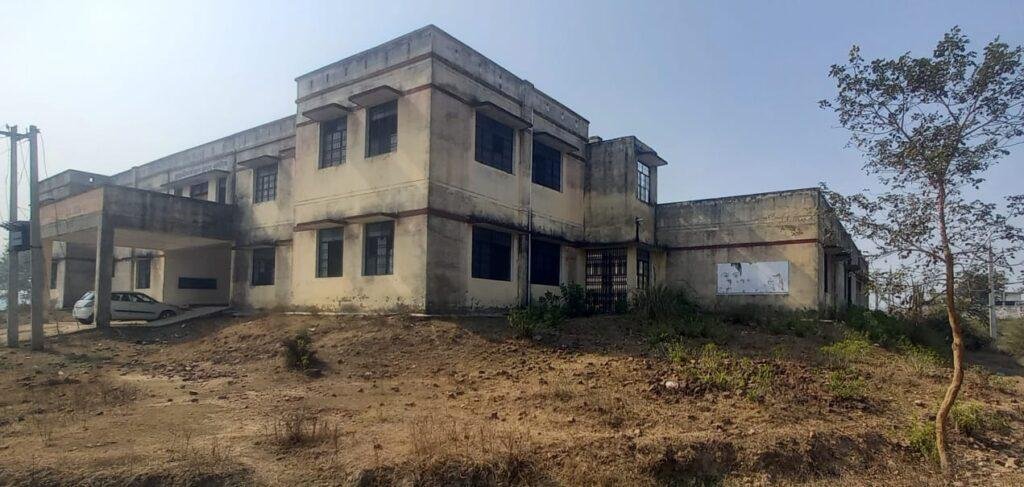 कौशाम्बी13जनवरी2023*बनते ही जर्जर हो गई करोड़ों की सरकारी बिल्डिंग* कौशाम्बी13जनवरी2023*बनते ही जर्जर हो गई करोड़ों की सरकारी बिल्डिंग*
