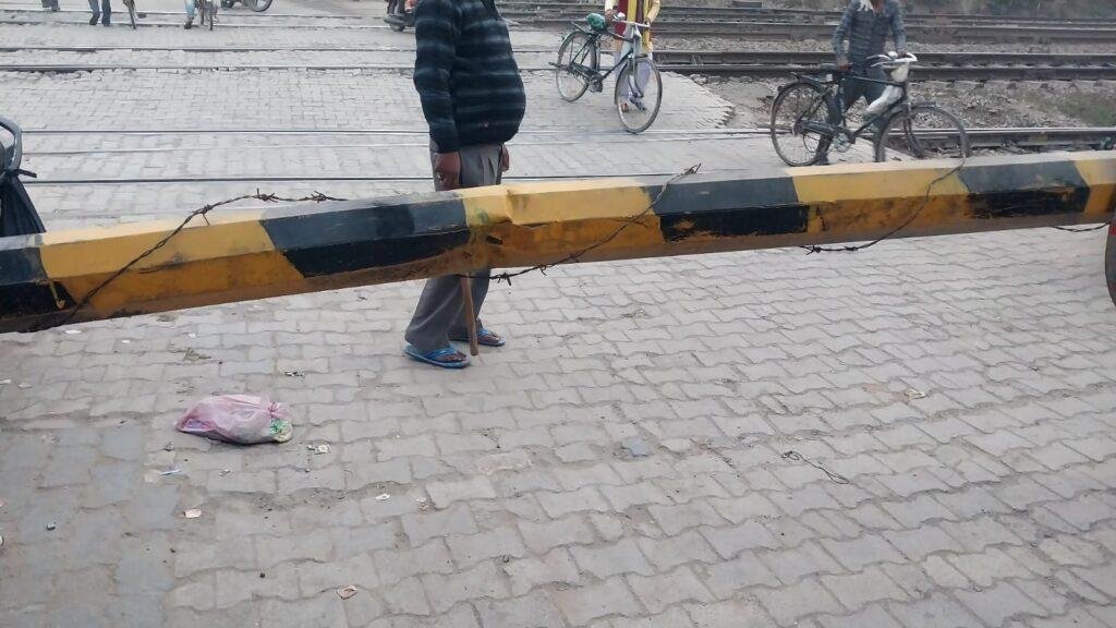अछल्दा(औरैया)13जनवरी2023*फाटक टुटजाने से न खुलने से वाहनों का फफुंद -विधूना मार्ग पर वाहनों का आवागमन बाधित हुआ। अछल्दा(औरैया)13जनवरी2023*फाटक टुटजाने से न खुलने से वाहनों का फफुंद -विधूना मार्ग पर वाहनों का आवागमन बाधित हुआ।