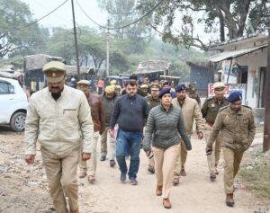 औरैया14जनवरी23*पुलिस अधीक्षक ने थाना कुदरकोट क्षेत्र अंतर्गत पुलिस बल के साथ किया पैदल गश्त औरैया14जनवरी23*पुलिस अधीक्षक ने थाना कुदरकोट क्षेत्र अंतर्गत पुलिस बल के साथ किया पैदल गश्त