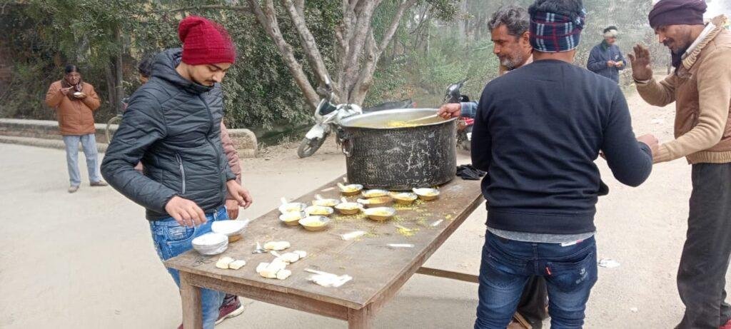 औरैया16जनवरी*नगर में आज मकर संक्रांति के मौके पर स्कूल प्रबंध समिति के द्वारा लोगों को की गई खिचड़ी वितरित