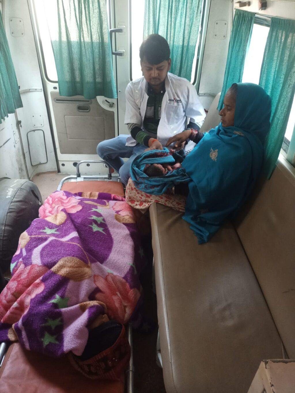 कानपुर16जनवरी2023*प्रसूता का हुआ एंबुलेंस में प्रसव जच्चा-बच्चा दोनों स्वस्थ कानपुर16जनवरी2023*प्रसूता का हुआ एंबुलेंस में प्रसव जच्चा-बच्चा दोनों स्वस्थ