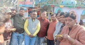 कानपुर16जंव2023*स्वयंसेवकों के कार्यकर्ताओं ने राहगीरों को खिचड़ी भोज वितरण किया कानपुर16जंव2023*स्वयंसेवकों के कार्यकर्ताओं ने राहगीरों को खिचड़ी भोज वितरण किया