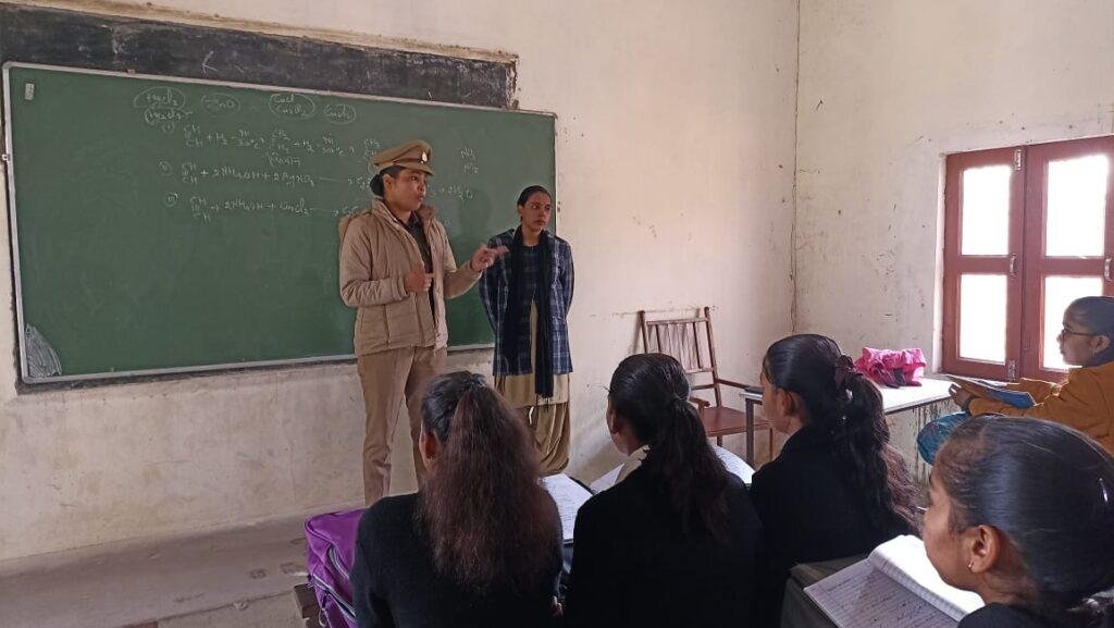 औरैया17जनवरी2023*जागरूकता का क्लास लगाकर लोगों को जागरूक करती नजर आयीं पूजा राठौर कस्बा प्रभारी। औरैया17जनवरी2023*जागरूकता का क्लास लगाकर लोगों को जागरूक करती नजर आयीं पूजा राठौर कस्बा प्रभारी।