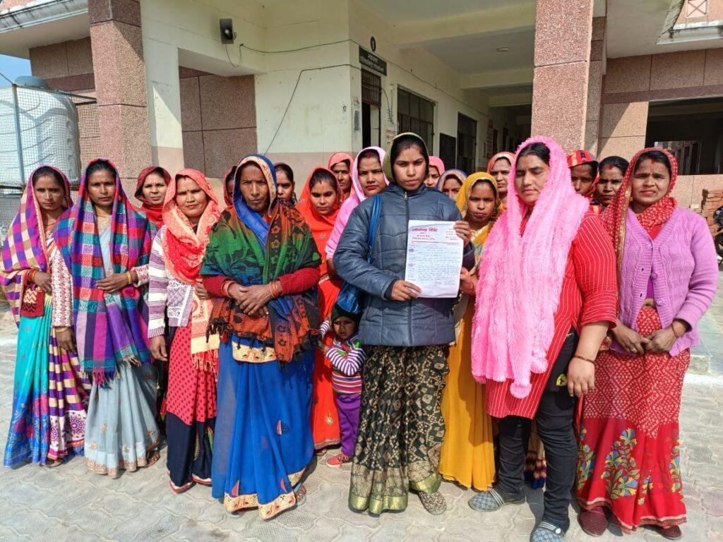 औरैया19जनवरी*अवैध तरीके से धन निकालने के आरोप में एसडीएम को ज्ञापन सौंपा।