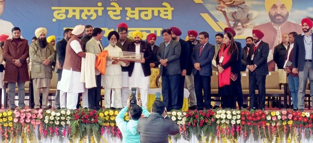 पंजाब 20 जनवरी *विधायक गोल्डी मुसाफिर के पिता गुरचरण सिंह ने मुख्यमंत्री को स्मृति चिन्ह भेंट कर सम्मानित किया