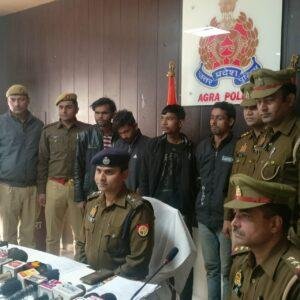 आगरा 20जनवरी2023*सेल्समैन के साथ राहजनी के आरोप में पुलिस ने चार अभियुक्तों को किया गिरफ्तार। आगरा 20जनवरी2023*सेल्समैन के साथ राहजनी के आरोप में पुलिस ने चार अभियुक्तों को किया गिरफ्तार।