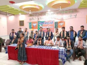जोधपुर21जनवरी2023* नव मतदाताओं को मुख्यधारा में जोड़ा गया व दुपट्टा पहनाकर सम्मान किया गया। जोधपुर21जनवरी2023* नव मतदाताओं को मुख्यधारा में जोड़ा गया व दुपट्टा पहनाकर सम्मान किया गया।