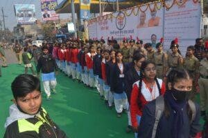 मथुरा23जनवरी2023* नेता जी सुभाष चन्द्र बोस की जयन्ती के अवसर पर सभी को सड़क सुरक्षा की शपथ दिलायी गयी। मथुरा23जनवरी2023* नेता जी सुभाष चन्द्र बोस की जयन्ती के अवसर पर सभी को सड़क सुरक्षा की शपथ दिलायी गयी।