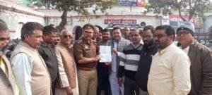 अयोध्या24जनवरी2023*राम चरित्र मानस पर दिए गए विवादित बयान से अयोध्या के व्यापारियों में आक्रोश। अयोध्या24जनवरी2023*राम चरित्र मानस पर दिए गए विवादित बयान से अयोध्या के व्यापारियों में आक्रोश।