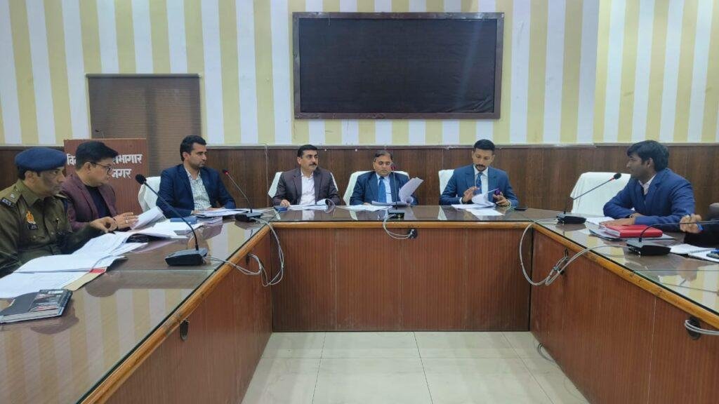 कानपुर24जनवरी2023*विकास भवन के सभागार में निर्वाचन व्यवस्थाओं में तैनात प्रभारी अधिकारियों के साथ एक बैठक सम्पन्न हुयी।