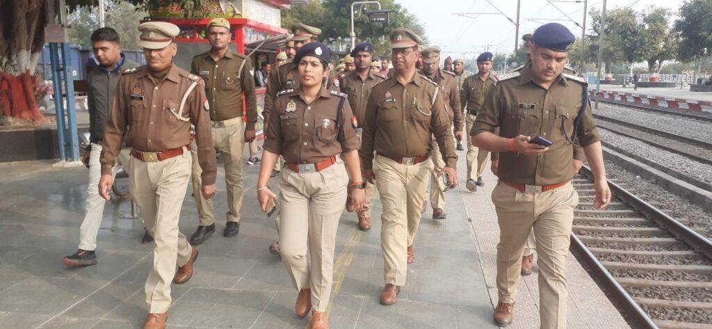 औरैया24जनवरी*गणतंत्र दिवस पर्व को लेकर पुलिस अधीक्षक चारु निगम ने फफूंद रेलवे स्टेशन का किया निरीक्षण* औरैया24जनवरी*गणतंत्र दिवस पर्व को लेकर पुलिस अधीक्षक चारु निगम ने फफूंद रेलवे स्टेशन का किया निरीक्षण*