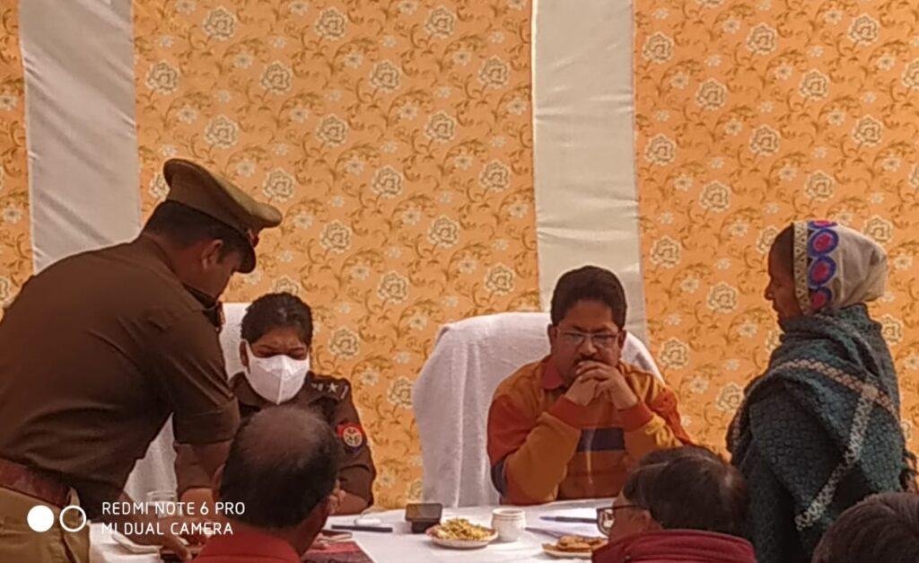 औरैया 28 जनवरी *थाना फफूंद में जिलाधिकारी प्रकाश चन्द्र श्रीवास्तव, पुलिस अधीक्षक चारू निगम ने थाना समाधान दिवस में थाना फफूंद में फरियादियों की शिकायतें सुनी औरैया 28 जनवरी *थाना फफूंद में जिलाधिकारी प्रकाश चन्द्र श्रीवास्तव, पुलिस अधीक्षक चारू निगम ने थाना समाधान दिवस में थाना फफूंद में फरियादियों की शिकायतें सुनी