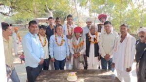 टोंक29जनवरी*कल भगवान देवनारायण जयंती के अवसर पर 11 किलो मिठाई का केक काटा गया और सामूहिक भोज का आयोजन किया गया। टोंक29जनवरी*कल भगवान देवनारायण जयंती के अवसर पर 11 किलो मिठाई का केक काटा गया और सामूहिक भोज का आयोजन किया गया।