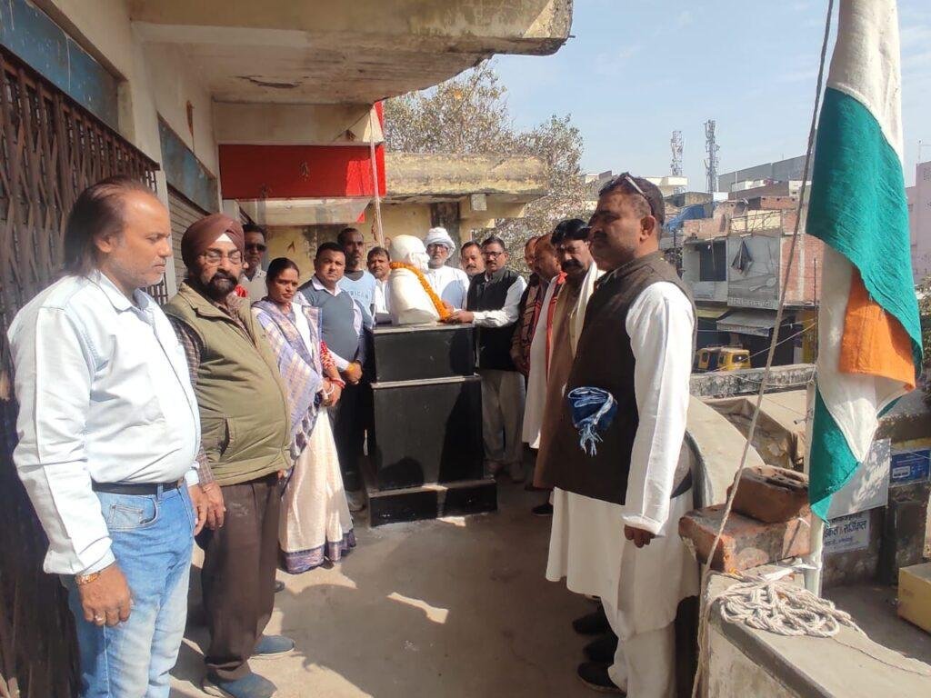 मुगलसराय30जनवरी*भारत जोड़ो यात्रा के समापन पर गाँधी प्रतिमा पर भावभीनी श्रद्धांजलि अर्पित की गई। मुगलसराय30जनवरी*भारत जोड़ो यात्रा के समापन पर गाँधी प्रतिमा पर भावभीनी श्रद्धांजलि अर्पित की गई।