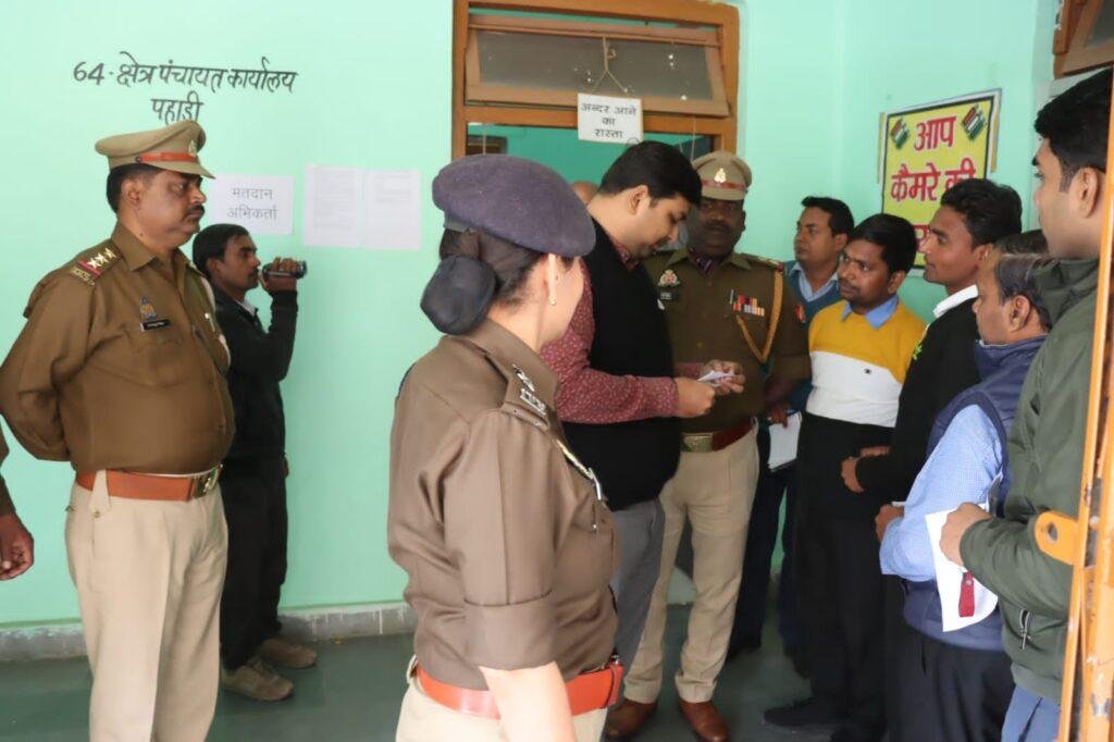 चित्रकूट30जनवरी* जनपद में एमएलसी चुनाव में मतदाताओं ने दिखाई जागरूकता । चित्रकूट30जनवरी* जनपद में एमएलसी चुनाव में मतदाताओं ने दिखाई जागरूकता ।