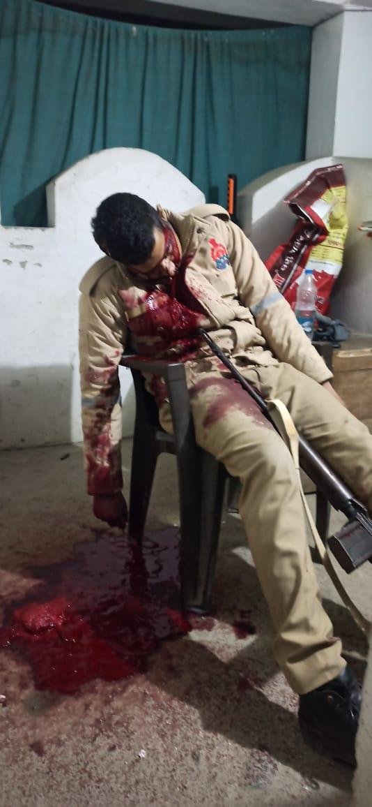 बलरामपुर01फरवरी*एसपी आवास पर कांस्टेबल ने खुद को गोली मारी की आत्महत्या... बलरामपुर01फरवरी*एसपी आवास पर कांस्टेबल ने खुद को गोली मारी की आत्महत्या...