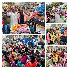 नोएडा10जनवरी2023*झुग्गी झोपड़ी की महिलाओं ने कांग्रेस नेता पूनम पण्डित का जन्मदिन मनाया। नोएडा10जनवरी2023*झुग्गी झोपड़ी की महिलाओं ने कांग्रेस नेता पूनम पण्डित का जन्मदिन मनाया।