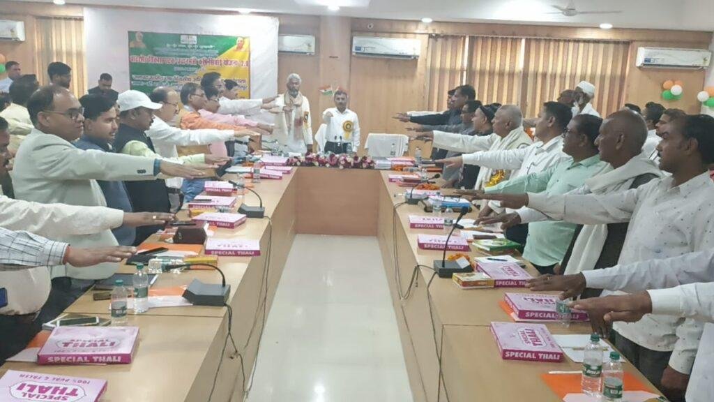 हमीरपुर24फरवरी*डीएम ने जल संरक्षण की परिचर्चा कर जल/जंगल/जमीन/पर्यावरण को सुरक्षित/संरक्षित रखने संबंधी शपथ दिलायी। हमीरपुर24फरवरी*डीएम ने जल संरक्षण की परिचर्चा कर जल/जंगल/जमीन/पर्यावरण को सुरक्षित/संरक्षित रखने संबंधी शपथ दिलायी।