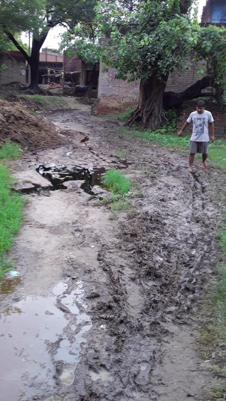 कौशाम्बी02फरवरी*बदलते परिवेश में रास्ते के लिए तरस रहे हैं ग्रामीण*