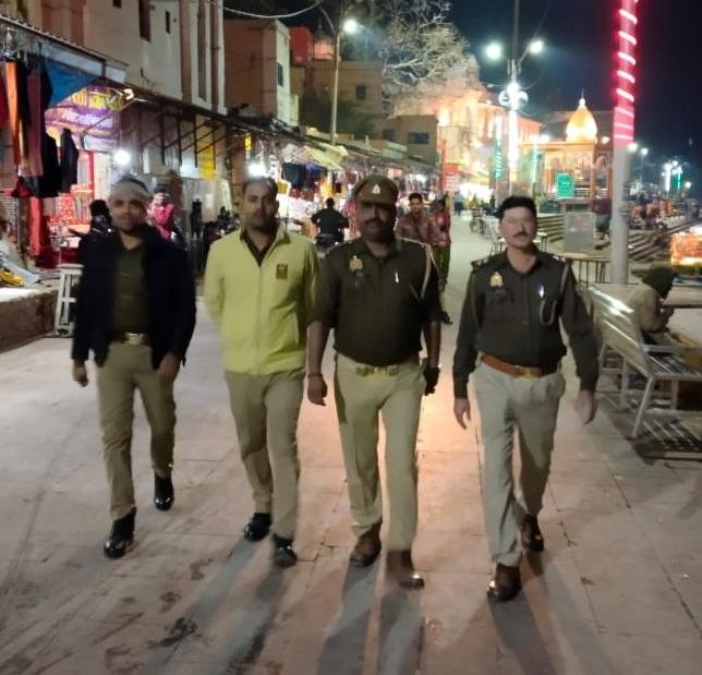 चित्रकूट05फरवरी*चित्रकूट पुलिस शांति एवं सुरक्षा व्यवस्था सुदृण बनाये रखने हेतु चित्रकूट पुलिस ने पैदल गस्त किया। चित्रकूट05फरवरी*चित्रकूट पुलिस शांति एवं सुरक्षा व्यवस्था सुदृण बनाये रखने हेतु चित्रकूट पुलिस ने पैदल गस्त किया।