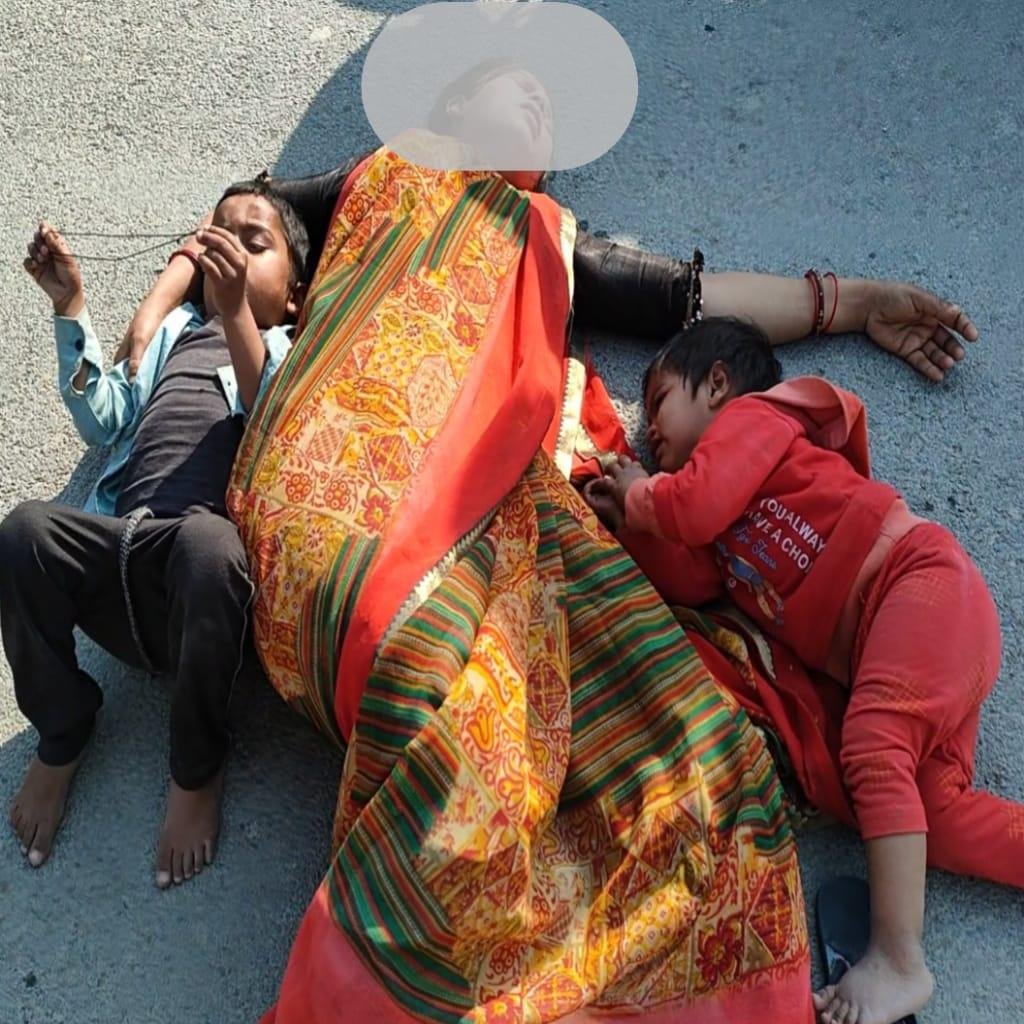 कौशाम्बी06फरवरी*एसपी ऑफिस के बाहर सड़क पर न्याय के लिए मासूम बच्चों के साथ विलाप करती रही युवती*