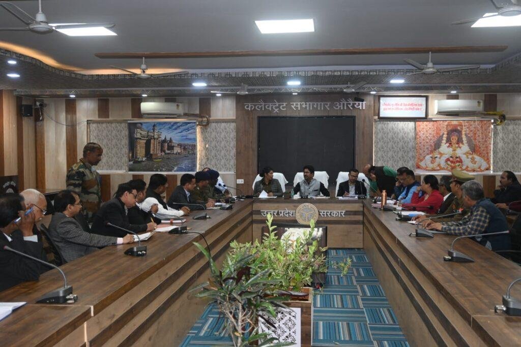 औरेया 9 फरवरी*जनपद में अपराध, कानून व्यवस्था एवं अभियोजन कार्यों को लेकर बैठक की गयी ।