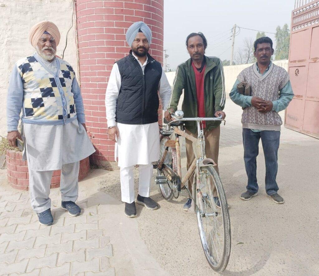 पंजाब 10 फरवरी *गांव दौलतपुरा के सरपंच हरप्रीत सिंह ने गांव के सेवादार नंदलाल को साईकिल भेंट किया पंजाब 10 फरवरी *गांव दौलतपुरा के सरपंच हरप्रीत सिंह ने गांव के सेवादार नंदलाल को साईकिल भेंट किया