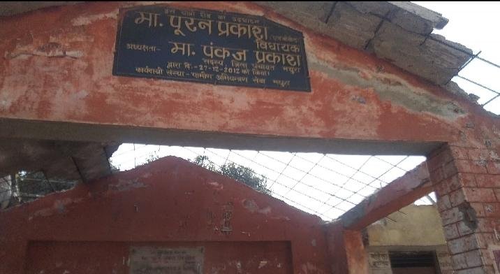 मथुरा12फरवरी2023*लक्ष्मी नगर चौराहा स्थित रेड बत्ती पर लगता है जाम।