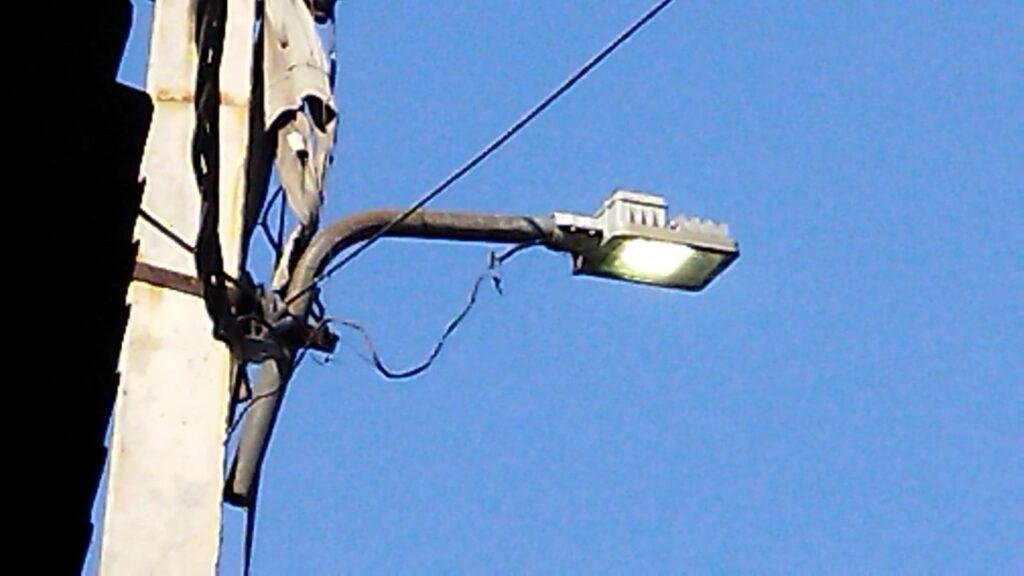 बाराबंकी12फरवरी2023*नगर पंचायत हैदरगढ़ में दिन में जलती है स्ट्रीट लाइटें*