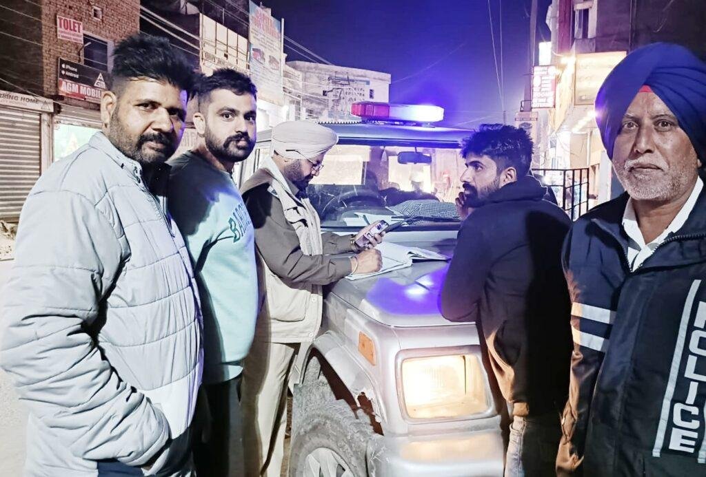 पंजाब15फरवरी*ट्रैफिक पुलिस ने रोंग पार्किंग में वाहन वार्क करने वालों के चालान काटे